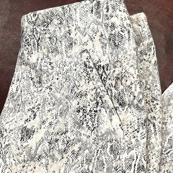 Chico’s Fabulously Slimming Ankle Reptile/Snake Print Stretch Pants-Sz 0.5 (S/6) - Picture 7 of 11